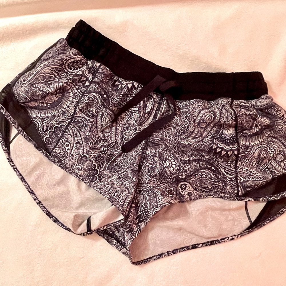 Lululemon hotty hot short, size 6